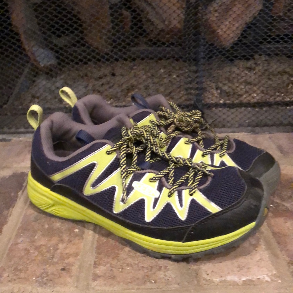 EUC Big boys Keen shoes sz 4 black lime green